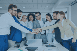 Projektteam plant Mitarbeitereinsätze in einer Besprechungssituation